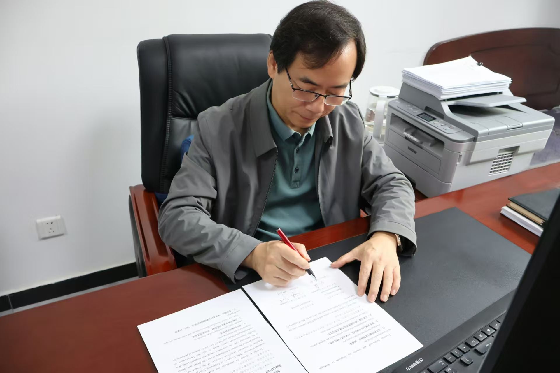 伟德官网与美国多米尼克大学签署合作备忘录